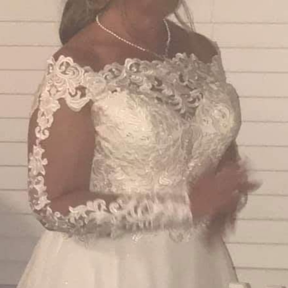 Essence of Australia wedding gown - Picture 2 of 3